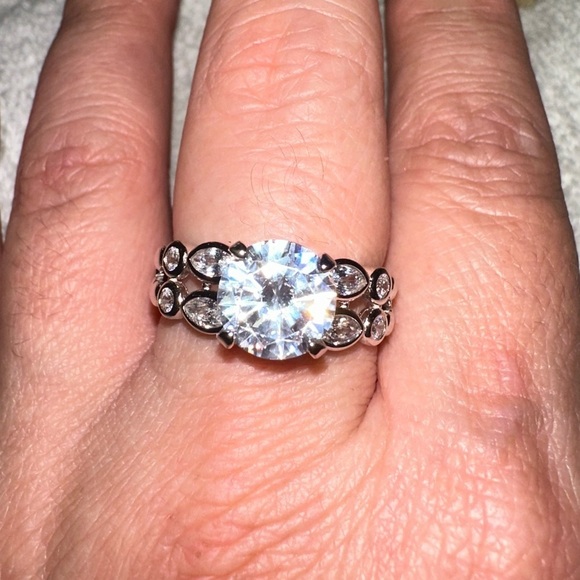 Contemporary round Lab diamond 3.5 karats Ring set in sterling silver si… - Picture 1 of 7